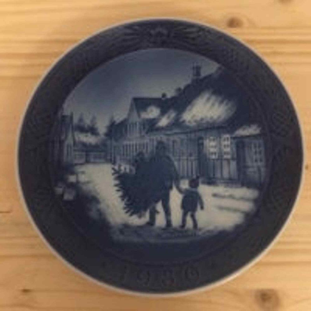 Royal Copenhagen‎ Christmas plate 1980 Bringing home the Christmas tree. EUC